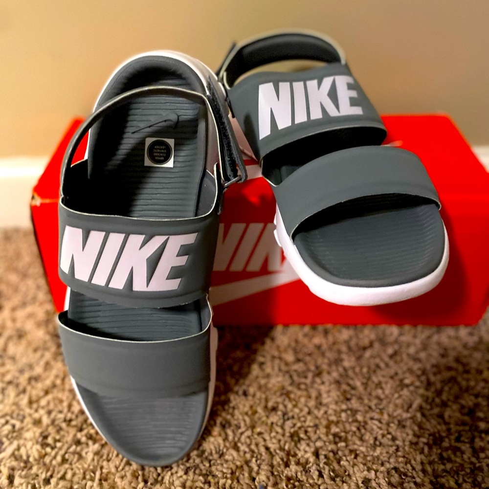 Nike Tanjun Women's Size 7 Sandals